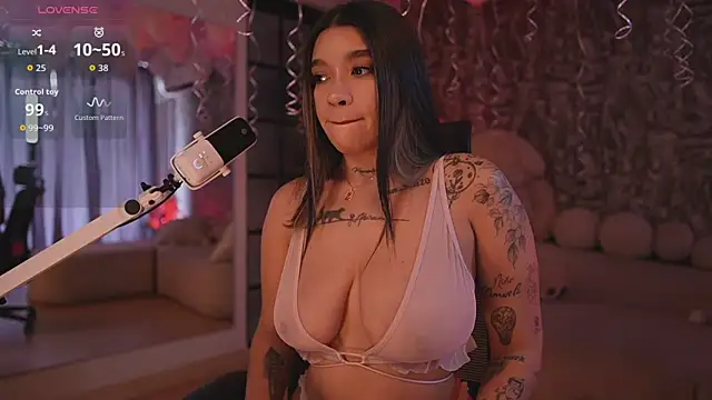 Snapshot of HannahW_ chatting on October 2025 08:29:02 PM HannahW online show from October 2025 08:29:02 PM