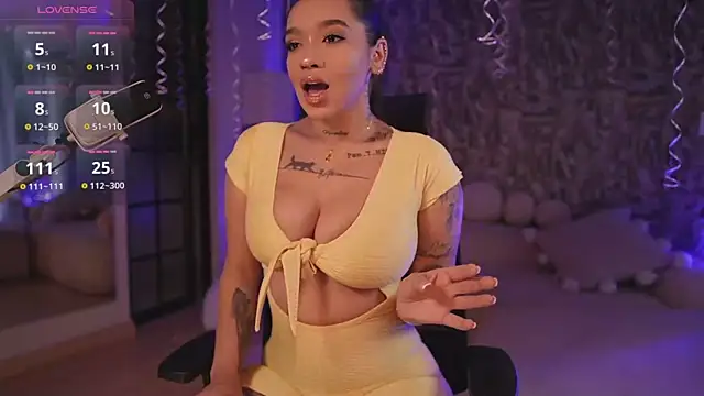 Snapshot of HannahW_ chatting on October 2025 12:59:01 PM HannahW online show from October 2025 12:59:01 PM