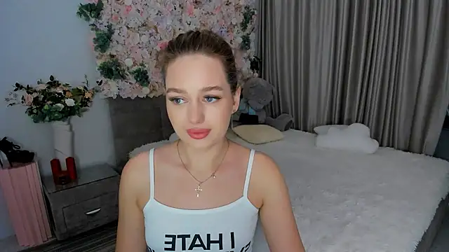 Snapshot of MiracleCurly chatting on October 2025 07:20:02 PM MiracleCurly online show from October 2025 07:20:02 PM