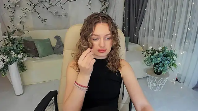 Snapshot of MiracleCurly chatting on October 2025 07:29:02 PM MiracleCurly online show from October 2025 07:29:02 PM