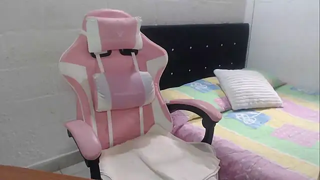 jade04 roberts online show from December 2024 08:43:02 PM