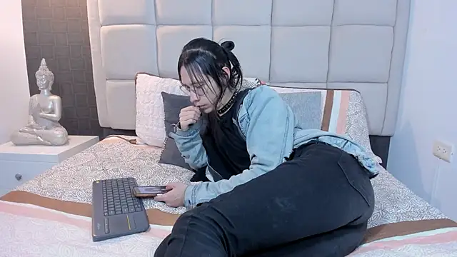 Snapshot of Hecatee_77 chatting on February 2025 07:27:01 PM Hecatee 77 online show from February 2025 07:27:01 PM