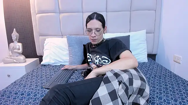 Snapshot of Hecatee_77 chatting on February 2025 08:05:02 PM Hecatee 77 online show from February 2025 08:05:02 PM