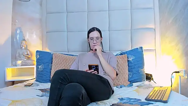 Snapshot of Hecatee_77 chatting on October 2025 08:11:02 PM Hecatee 77 online show from October 2025 08:11:02 PM