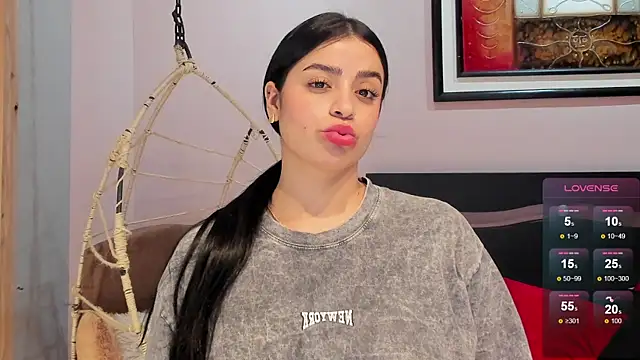 Paula Desousa online show from December 2024 07:41:02 PM