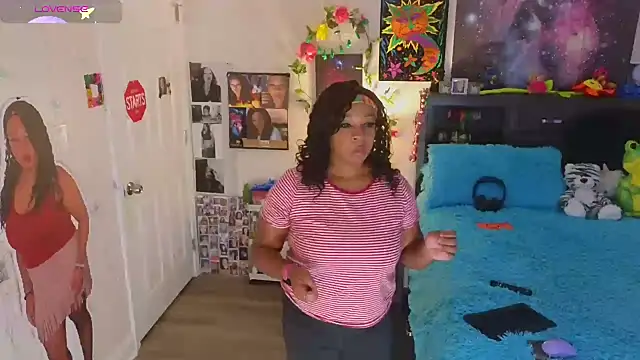 Snapshot of temptressbeauty24 chatting on October 2025 09:04:01 PM temptressbeauty24 online show from October 2025 09:04:01 PM