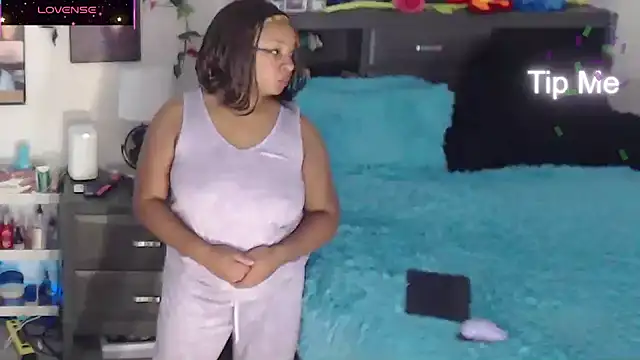 Snapshot of temptressbeauty24 chatting on November 2025 05:17:01 AM temptressbeauty24 online show from November 2025 05:17:01 AM