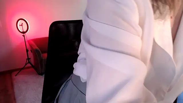 Snapshot of sophia_leurre chatting on January 2025 04:03:01 PM sophia leurre online show from January 2025 04:03:01 PM