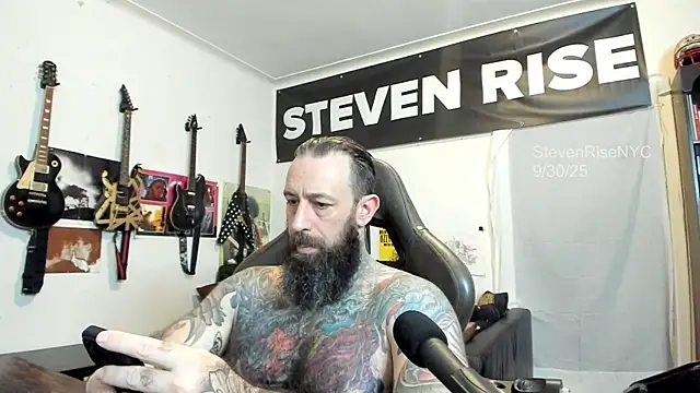 Snapshot of StevenRiseNYC chatting on October 2025 01:33:02 AM StevenRiseNYC online show from October 2025 01:33:02 AM