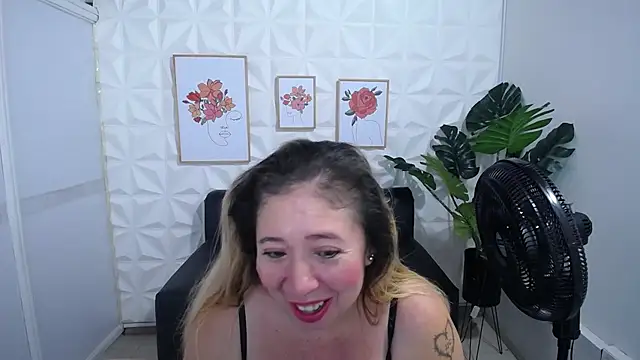 Valentinaa mature online show from January 2025 10:43:01 PM