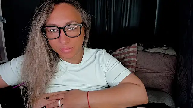 Snapshot of CumOnMy_Tits chatting on October 2025 12:49:02 AM CumOnMy Tits online show from October 2025 12:49:02 AM