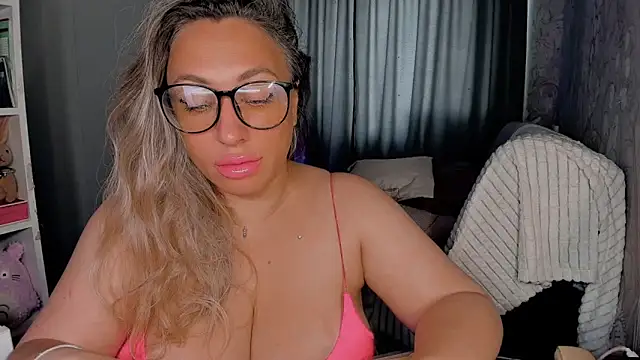 Snapshot of CumOnMy_Tits chatting on October 2025 01:38:01 AM CumOnMy Tits online show from October 2025 01:38:01 AM