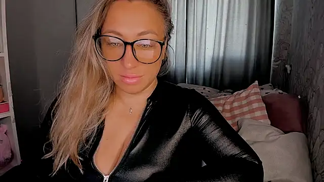 Snapshot of CumOnMy_Tits chatting on October 2025 04:33:02 AM CumOnMy Tits online show from October 2025 04:33:02 AM