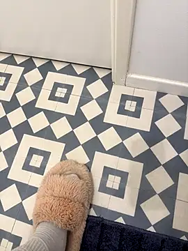 whose17 online show from November 2025 01:26:01 AM