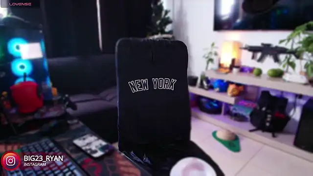 Snapshot of bigryann23 chatting on January 2025 06:59:02 PM bigryann23 online show from January 2025 06:59:02 PM