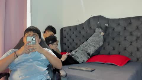 Snapshot of 3guy3 chatting on November 2025 07:21:01 PM Guy 1 Guy 2 Guy 3. online show from November 2025 07:21:01 PM