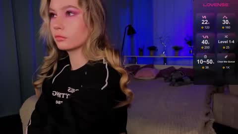 Snapshot of _bellaclark chatting on November 2025 02:30:01 PM Bella online show from November 2025 02:30:01 PM