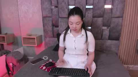 Snapshot of _emma_xoxo chatting on December 2025 11:52:01 AM _emma_xoxo online show from December 2025 11:52:01 AM