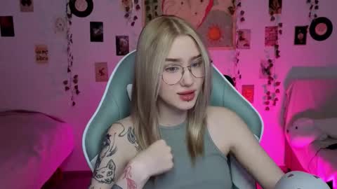 Snapshot of _kitekat_ chatting on November 2025 12:37:02 PM _kitekat_ online show from November 2025 12:37:02 PM