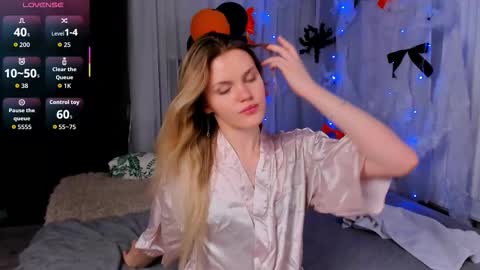 Snapshot of _kittymoore chatting on November 2025 09:17:02 PM Kitty - online show from November 2025 09:17:02 PM