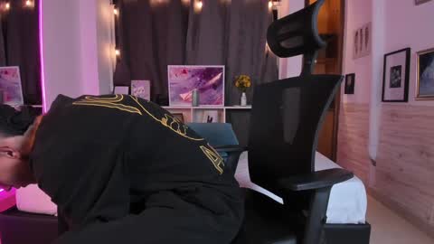 Snapshot of aaron_whitee chatting on December 2024 01:28:01 AM Aaron online show from December 2024 01:28:01 AM