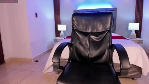 Snapshot of aaron_whitee chatting on January 2025 11:58:02 PM Aaron online show from January 2025 11:58:02 PM