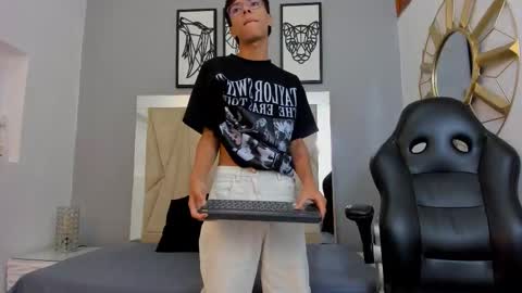 Snapshot of adams_bobby chatting on November 2025 11:47:01 AM Adams Bobby online show from November 2025 11:47:01 AM