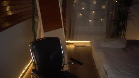 Akaneiro online show from December 2024 04:39:01 PM