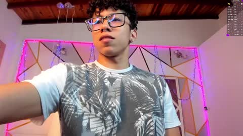 akazaboy online show from December 2024 04:25:01 AM