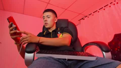 Snapshot of aleckk_boy chatting on November 2025 08:52:02 PM Aleck Boy online show from November 2025 08:52:02 PM