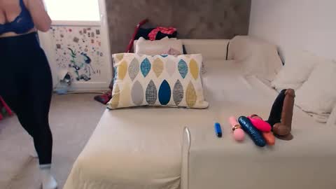 Snapshot of alesyadollblonde chatting on December 2025 07:12:01 AM AlesyadollBlonde online show from December 2025 07:12:01 AM