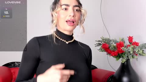 Alisson Domit  online show from December 2024 01:00:01 PM