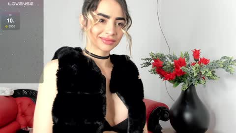 Alisson Domit  online show from December 2024 12:35:01 PM
