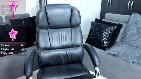 Alisson Domit  online show from December 2024 02:04:01 AM