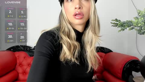 Alisson Domit  online show from December 2024 01:52:02 PM