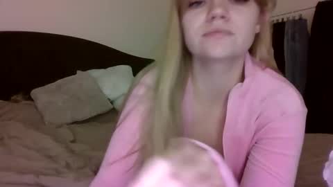 Snapshot of auroraxroses chatting on November 2025 06:30:01 PM AuroraXRoses online show from November 2025 06:30:01 PM