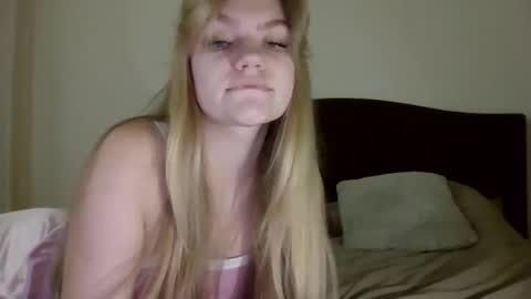 Snapshot of auroraxroses chatting on November 2025 10:31:02 PM AuroraXRoses online show from November 2025 10:31:02 PM