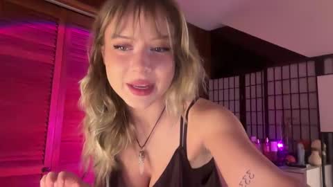 Snapshot of averyyy333 chatting on November 2025 10:30:02 PM Avery online show from November 2025 10:30:02 PM