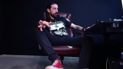 Snapshot of axelcolton chatting on November 2025 11:10:01 AM AxelColton online show from November 2025 11:10:01 AM