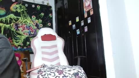 baby_quetzal online show from December 2024 04:31:02 AM