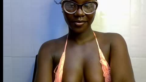 Snapshot of black_petitqueen12 chatting on November 2025 07:02:02 PM BLACK online show from November 2025 07:02:02 PM