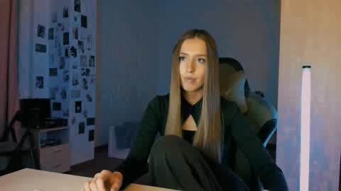 Snapshot of cexsuline chatting on December 2025 08:25:01 PM my name is Eva online show from December 2025 08:25:01 PM