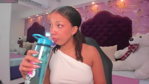 Snapshot of cloe_555 chatting on October 2025 10:12:01 PM Cloe 555 online show from October 2025 10:12:01 PM