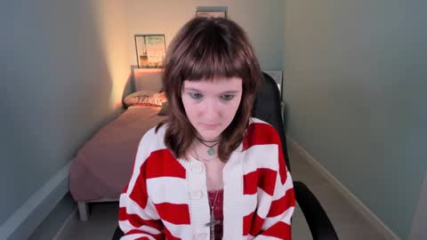 Snapshot of clover_red chatting on December 2024 02:19:02 PM Clover follow me online show from December 2024 02:19:02 PM