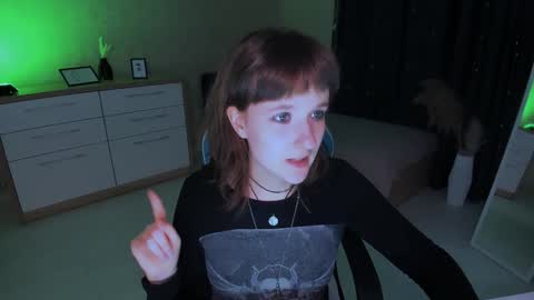 Snapshot of clover_red chatting on December 2024 02:55:01 PM Clover follow me online show from December 2024 02:55:01 PM