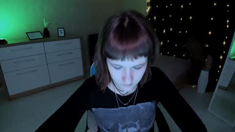 Snapshot of clover_red chatting on December 2024 05:59:02 PM Clover follow me online show from December 2024 05:59:02 PM