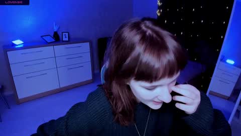 Snapshot of clover_red chatting on December 2024 02:42:02 PM Clover follow me online show from December 2024 02:42:02 PM