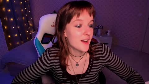 Snapshot of clover_red chatting on December 2024 03:00:02 PM Clover follow me online show from December 2024 03:00:02 PM