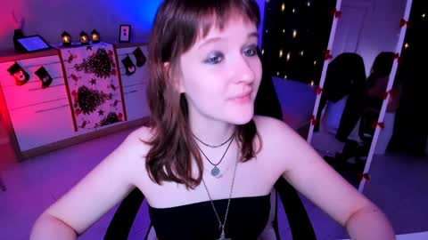 Snapshot of clover_red chatting on December 2024 02:48:02 PM Clover follow me online show from December 2024 02:48:02 PM