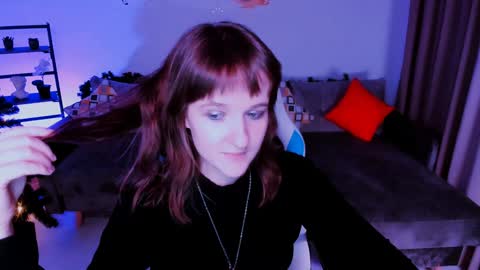 Snapshot of clover_red chatting on January 2025 09:07:02 PM Clover follow me online show from January 2025 09:07:02 PM